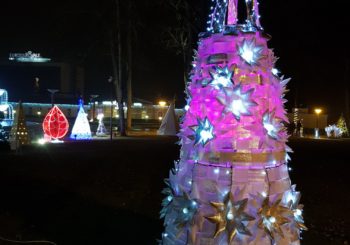 Balsuokite už mokyklos eglutę